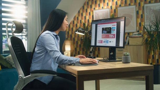 Женщина азиатский веб-дизайнер, используя персональный компьютер для создания веб-сайта в профессиональном конструкторе, работая над проектом удаленно на дому. Фрилансер - Фото, изображение