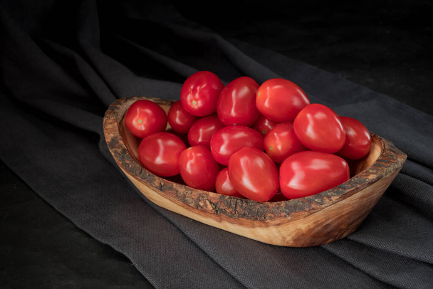 rode tomaten tak op tafel achtergrond, gezond voedsel  - Foto, afbeelding