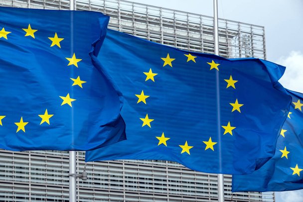 EU-vlaggen voor de Europese Commissie in Brussel, België - Foto, afbeelding