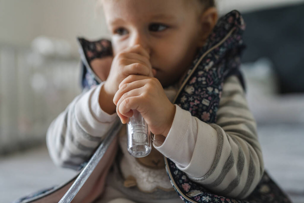 Une fille petit enfant caucasien tout-petit avec nez morve aspirateur nasal nettoyage nez sucer renifler pour libérer de l'espace de copie de respiration - Photo, image