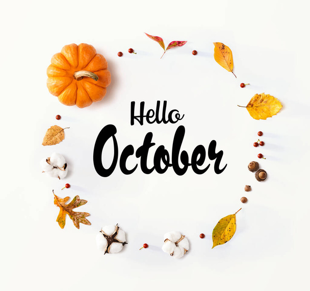 秋の葉とオレンジのカボチャとこんにちは10月のメッセージ - 写真・画像