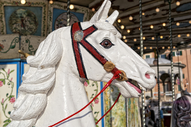 Vieux cheval carrousel
  - Photo, image