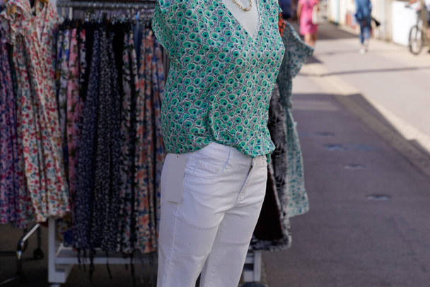 kaupungin markkinat katu kauppa vaatteet jalkakäytävä ulkona kauppa naisille muoti ulkoa boutique city vaatteet - Valokuva, kuva