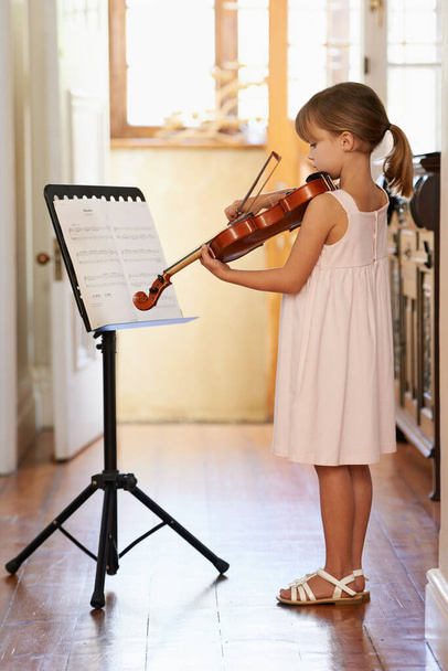 Getting in some violin practive. a young girl playing violin - Valokuva, kuva