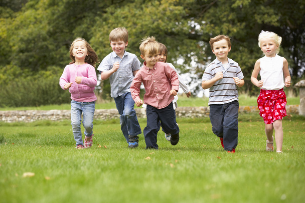 Children running in park - 写真・画像