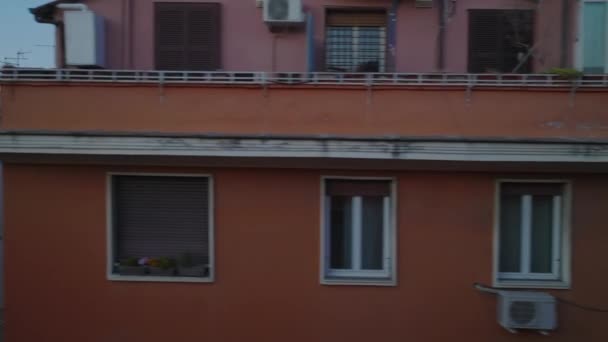 Deslizador elevado de edificios en el centro de la ciudad. revelando calle mal iluminada en el crepúsculo. Roma, Italia. - Metraje, vídeo