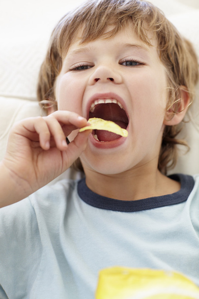 Boy eating crisps - Foto, Imagem