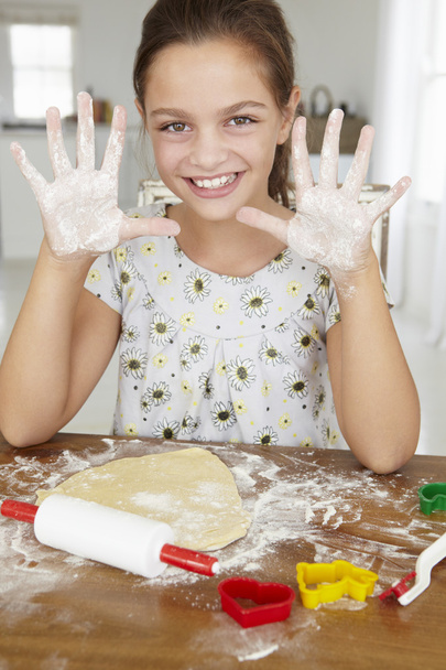 Young girl baking - Fotoğraf, Görsel