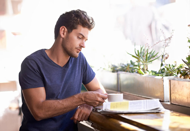 Lent a kávézóban. Egy fiatalember kávézik egy kávézóban. - Fotó, kép