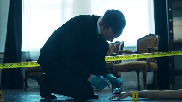 Detective Collecting Evidence in a Crime Scene. Forensic Specialists Making Expertise at Home of a Dead Person. The Concept of Homicide Investigation by Professional Police Officer. - Zdjęcie, obraz