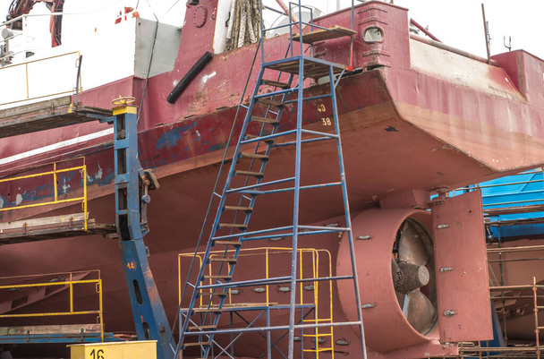 The hull and propeller of a fishing boat during renovation in the port of Wladyslawowo in Poland. - Foto, Imagen