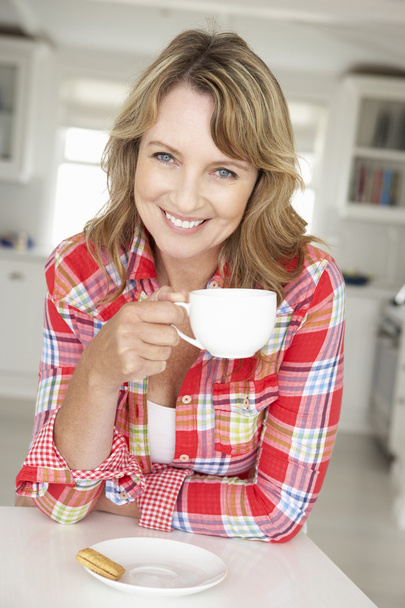 Mid age woman with coffee - Фото, зображення