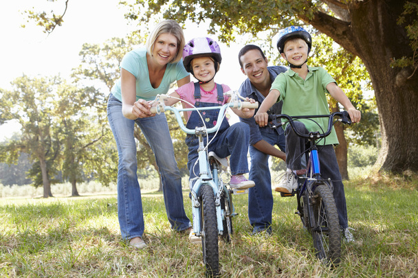Parents with children on bikes - Foto, immagini