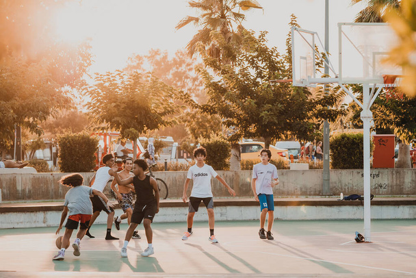 18 Červenec 2022, Antalya, Turecko: Mladí lidé a mládež hrají pouliční basketbal na hřišti v parku. Sportovní a fitness vývoj - Fotografie, Obrázek