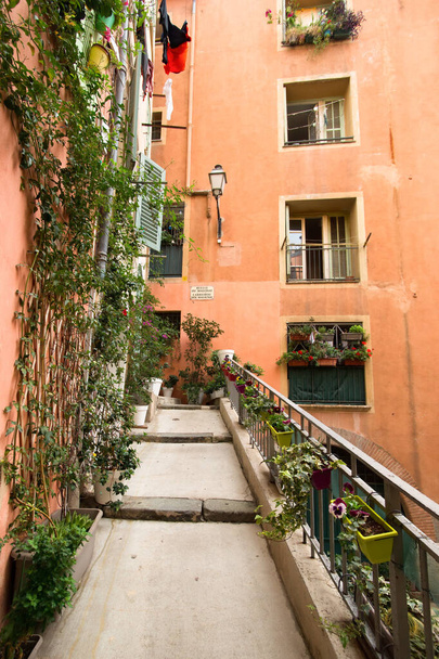 Colorida calle estrecha en la ciudad de Niza en la Riviera Francesa - Foto, imagen