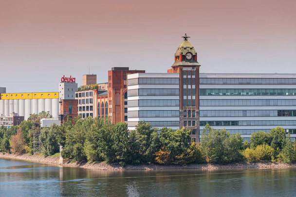 2022年7月23日、デュッセルドルフ、ドイツ:デュッセルドルフの現代的で人気のあるポスト工業地区は、メディアベイです。今、ホテルやビジネスオフィスで、過去に建てられました-忙しい港 - 写真・画像