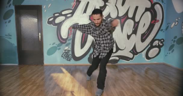 Χορευτής κάνει πολύπλοκες κινήσεις και επιδεικνύει τις ικανότητές του - Πλάνα, βίντεο