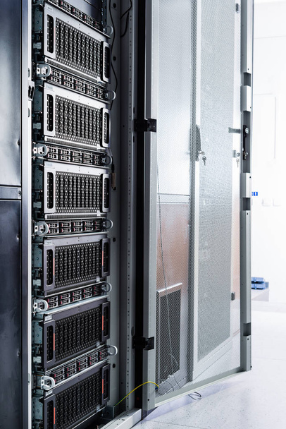 Рядок стійок з обладнанням зберігання даних всередині серверної кімнати
 - Фото, зображення