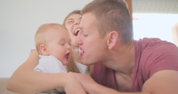 Il giovane padre sta confortando sua figlia - Filmati, video