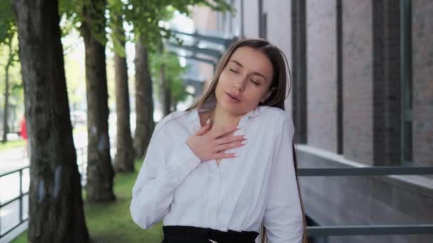  Δύσπνοια, άσθμα, δύσπνοια και πυρετός, δυσκολία στην αναπνοή - Πλάνα, βίντεο
