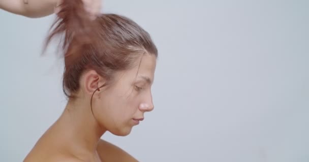 Piękna kobieta robi kucyk, izolowany na białym - Materiał filmowy, wideo