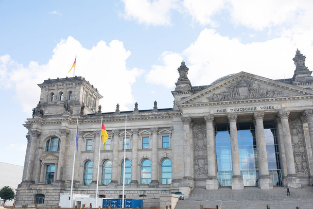Berlin, Niemcy - 22 września 2022 r.: budynek Reichstagu, siedziba parlamentu niemieckiego (Deutscher Bundestag) w Berlinie, Niemcy. - Zdjęcie, obraz