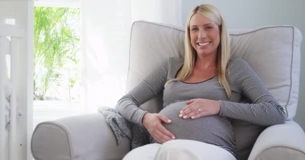 保育園でロッキングチェアに座って美しい妊婦 - 映像、動画