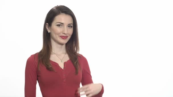 attraktive Frau in rotem Halterprodukt mit isolierter Hand - Filmmaterial, Video