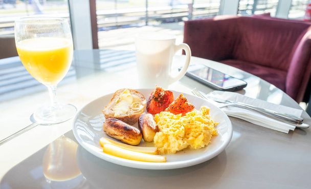 Desayuno en el aeropuerto europeo salón de primera clase - Foto, imagen