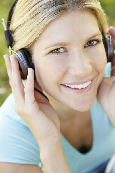 Woman wearing headphones - Foto, imagen