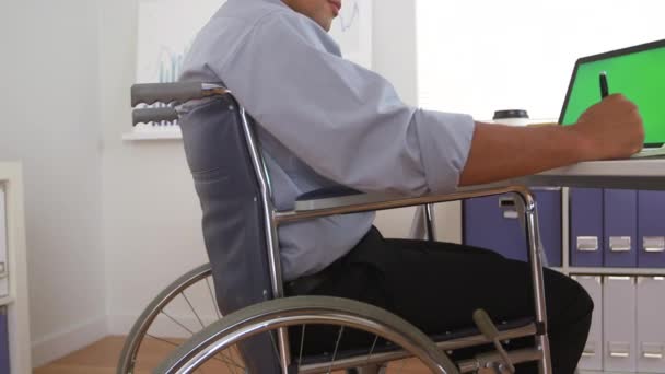 Gehandicapte zakenman in rolstoel met laptop met greenscreen - Video
