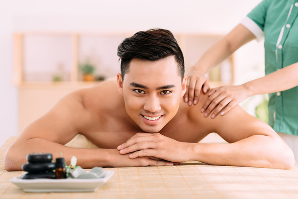 Réception de massage du dos
 - Photo, image