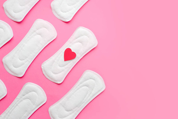 Almohadillas menstruales femeninas sobre fondo rosa, salud de la mujer, concepto de ciclo de períodos de la mujer, espacio de copia - Foto, Imagen