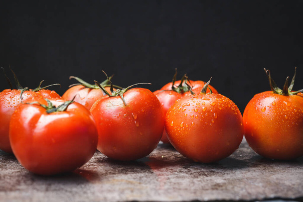 Fruta cruda de tomate rojo fresco para cocinar, fruta sana - Foto, imagen