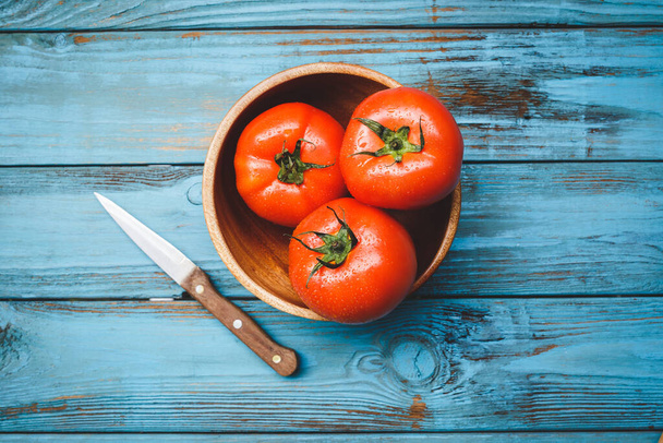 Pişirmek için taze kırmızı domates çiğ meyve, sağlıklı meyve - Fotoğraf, Görsel