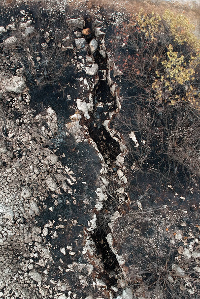 Разоблачение окопов Первой мировой войны после крупных летних лесных пожаров в Карстовом регионе Словении летом 2022 года - Фото, изображение
