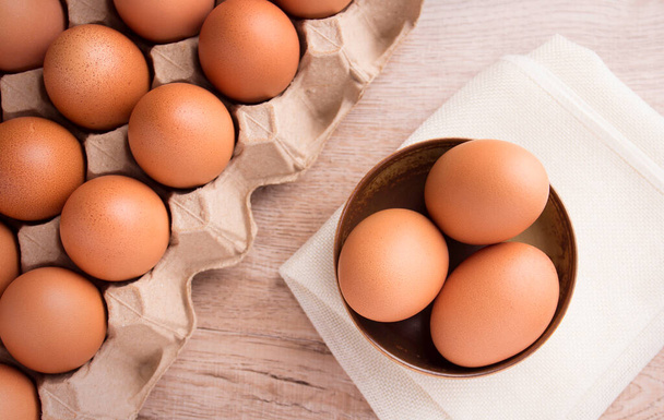 almacenamiento de huevo fresco para cocinar, selección de huevo de gallina sobre fondo de madera - Foto, Imagen