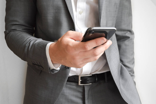 Midsection de l'homme d'affaires tenant un téléphone mobile pour communiquer - Photo, image