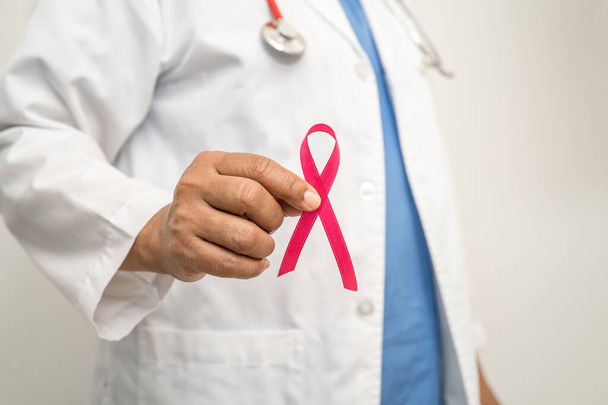 Câncer de mama, mulher médica asiática com fita rosa, símbolo do Dia Mundial do Câncer de Mama. - Foto, Imagem
