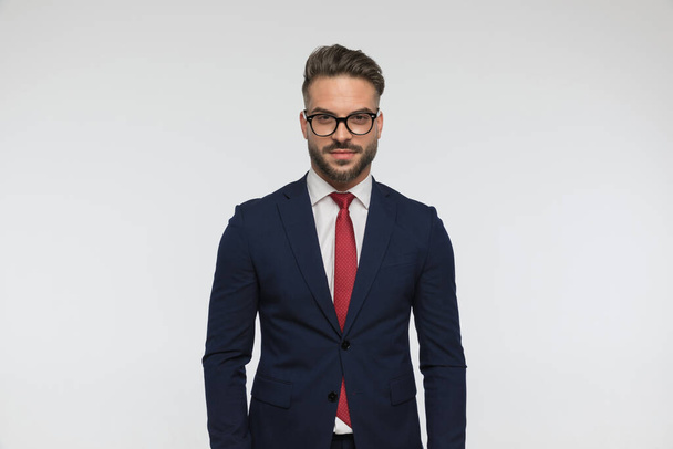 портрет привабливого молодого бізнесмена в окулярах і костюм перед білим тлом в студії
 - Фото, зображення