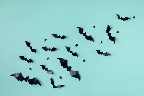 Halloween achtergrond met silhouetten van vleermuizen. Vlakke lay, bovenaanzicht - Foto, afbeelding