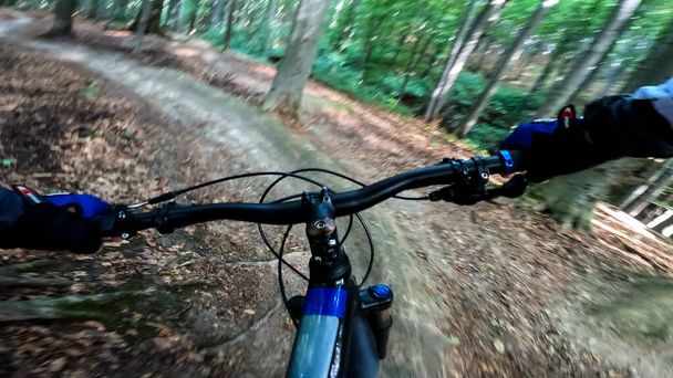 Paseo en bicicleta enduro por los senderos del bosque - Foto, imagen