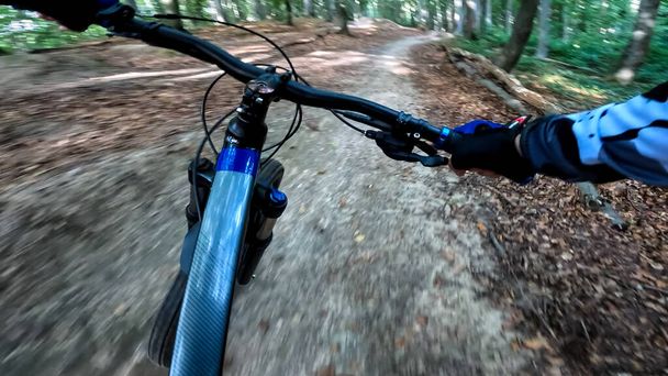 Promenade à vélo en Enduro dans les sentiers forestiers - Photo, image