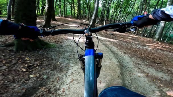 Enduro polkupyörän ratsastaa metsässä polkuja - Valokuva, kuva