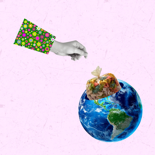 Hedendaagse kunst collage van de planeet Aarde, menselijke hand en rommel. Concept van milieu, recycling, behoud, natuur. Geen afval concept. Aparte rommel. Kopieerruimte. - Foto, afbeelding