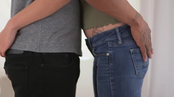 Nahaufnahme eines afroamerikanischen und kaukasischen Paares, das sich umarmt - Filmmaterial, Video