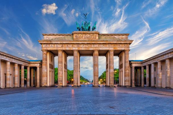 Brandenburg Kapısı veya Brandenburger Tor gün doğumunda, Berlin, Almanya. - Fotoğraf, Görsel