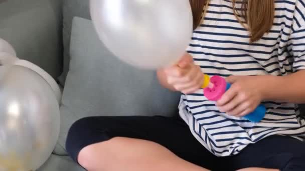 El niño infla las bolas con una bomba. Celebración del cumpleaños de los niños. Vídeo 4k - Metraje, vídeo