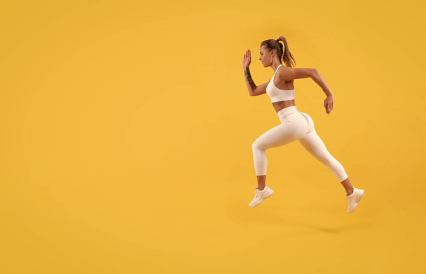 sport dziewczyna biegacz działa z przestrzeń kopiowania na żółtym tle. - Zdjęcie, obraz