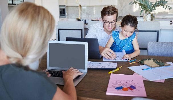 Laptop-Bildschirm, Arbeit von zu Hause mit Familie, Eltern und Kindern für Produktivität, Work-Life-Balance und gemeinsames Lernen am Tisch. Fernarbeit der Geschäftsfrau Mutter mit Vater und Kind Zeichnung. - Foto, Bild